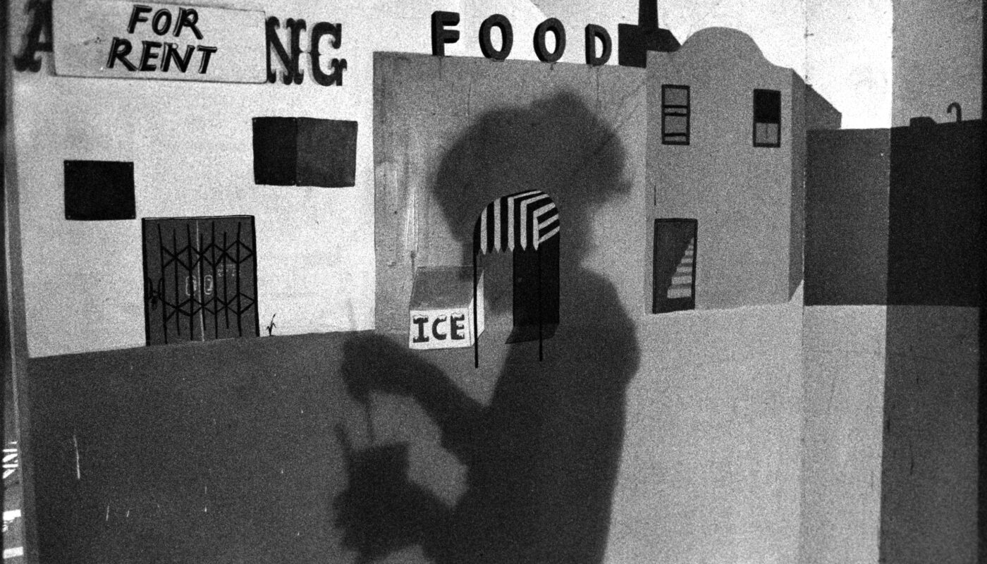 Photo de l'ombre de Margaret Kilgallen sur une de ses oeuvres prise par Ed Templeton