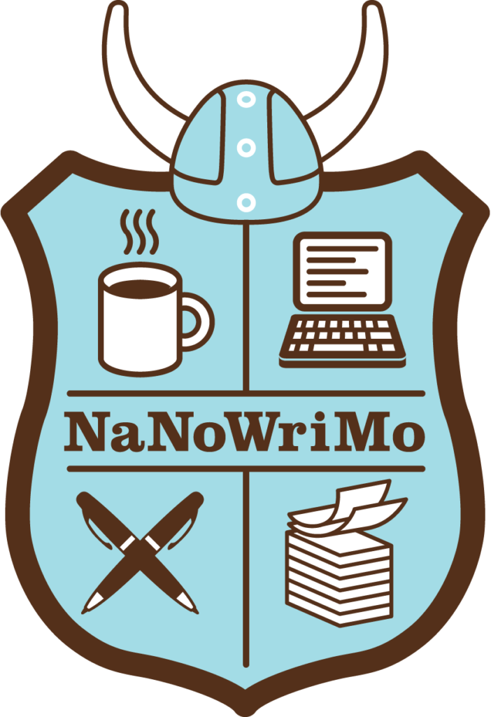 Le logo du NaNoWriMo. C'est en forme d'écusson, il est bleu ciel et comporte quatre symboles : une tasse de café, un ordinateur, des stylos et une rame de papiers blancs. L'écusson est orné d'un casque semblable à celui des vikings avec des cornes. Il est bleu ciel également. Au centre du logo il est écrit NaNoWriMo.