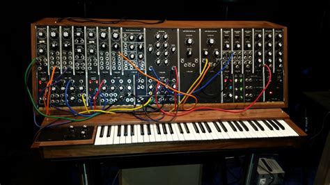 Un modèle de synthétiseur Moog qui est composé d'une table de mixage et d'un clavier de piano.
