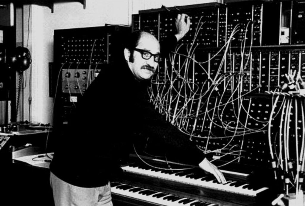 Une photographie en noir et blanc de Mort Garson devant le synthétiseur Moog.