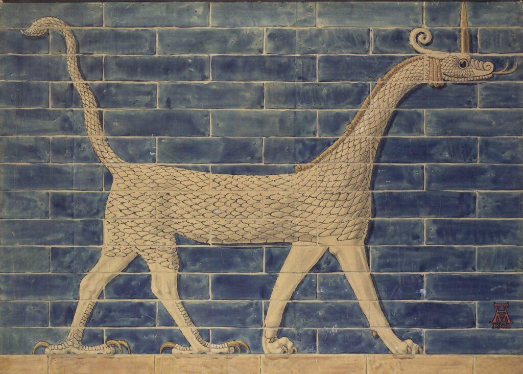 Reproduction d'un motif mural babylonien représentant le dragon avec un corps de serpent, des pattes de lion et des griffes d'aigle