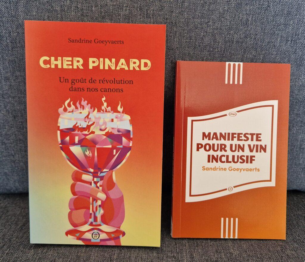 Deux livres de Sandrine Goeyvaerts sur mon canapé bleu gris.

Cher Pinard, un goût de révolution dans nos canons : Une main tient un verre enflammé

Manifeste pour un vin inclusif : couverture marron-orange, juste le titre et le nom de l'autrice.