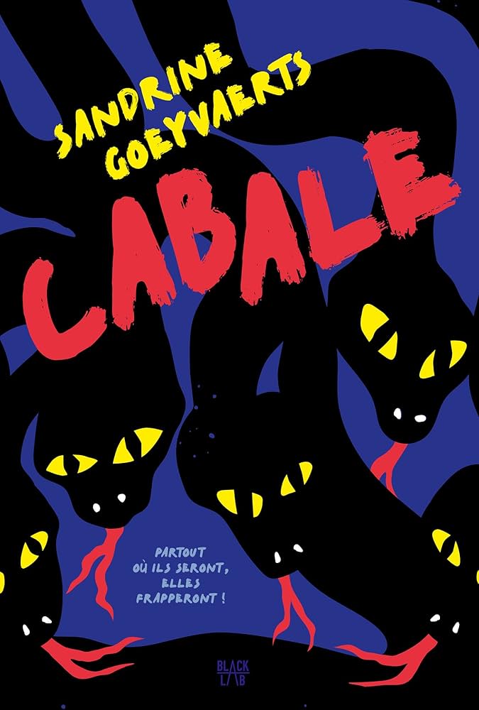 Couverture du roman Cabale.

Fond bleu, avec 5 têtes de serpents noirs aux yeux jaunes et langue rouge fourchue.
Sous-titre : Partout où ils seront, elles frapperont !

Titre en rouge, nom de l'autrice en jaune