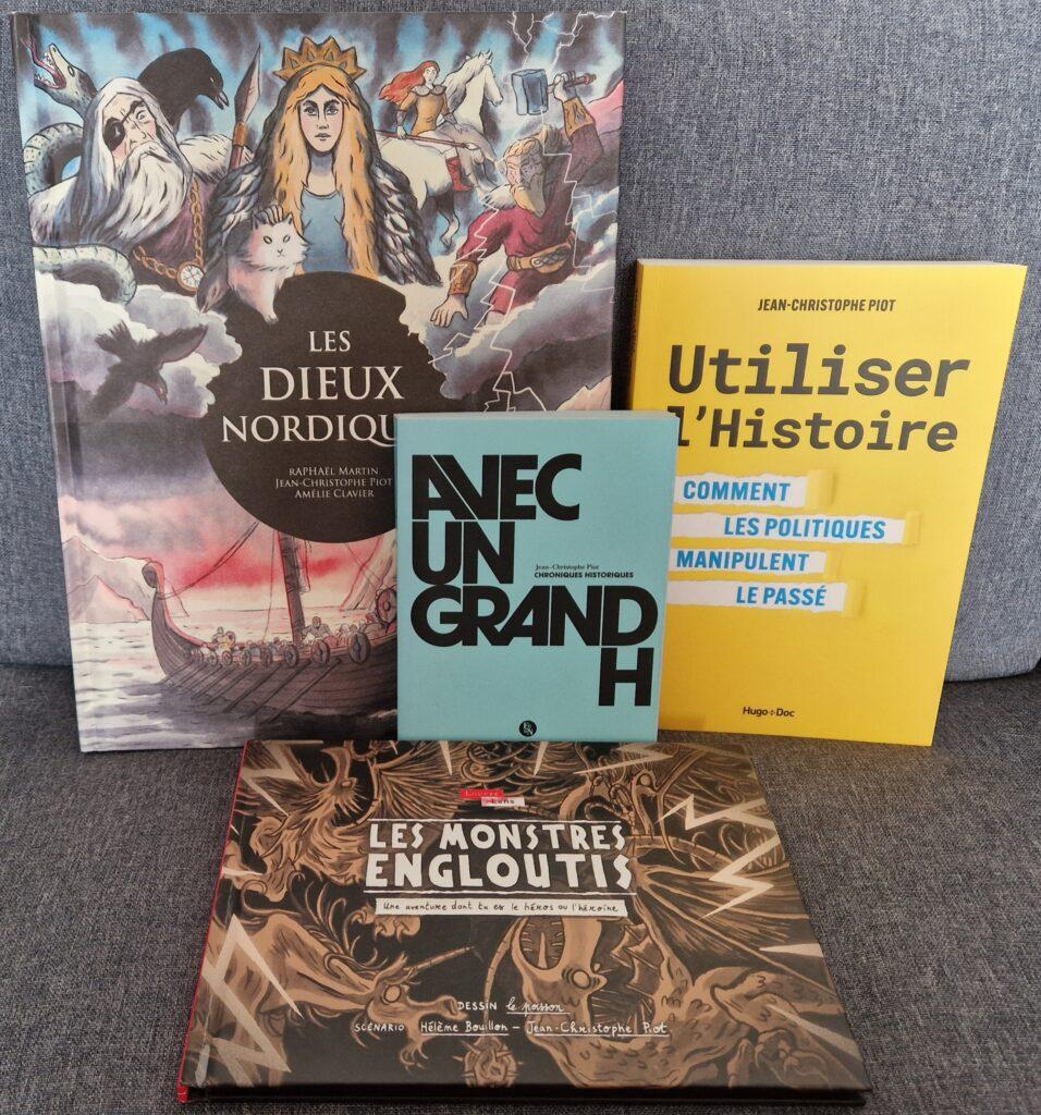 4 livres de Jean-Christophe Piot sur mon canapé bleu gris

Les dieux Nordiques
Avec un grand H
Utiliser l'histoire : comment les politiques manipulent le passé
Les monstres engloutis