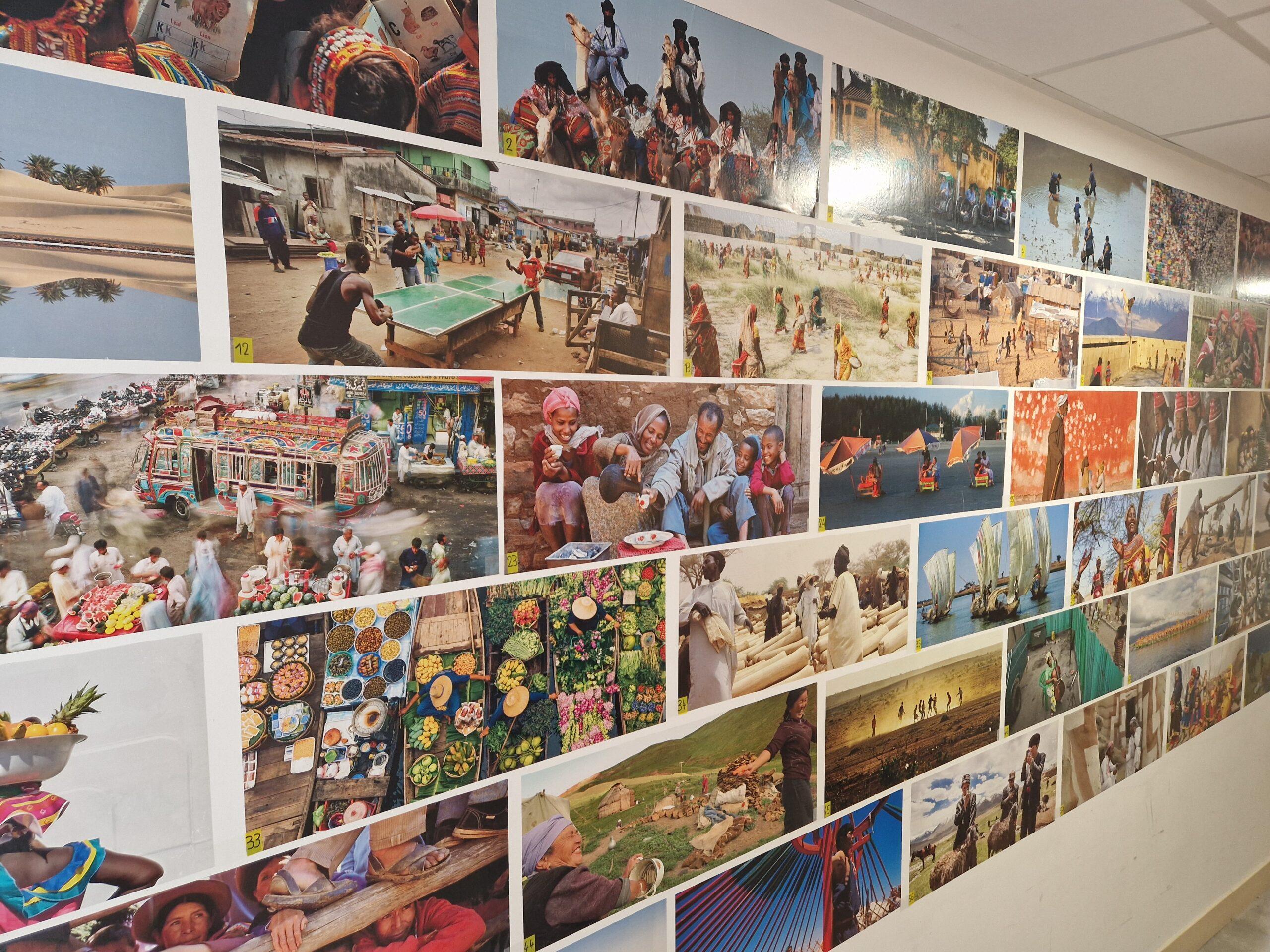 Photographies collées sur un mur.
On y voit des femmes, des enfants, des hommes, des villages, des étals de marché, des cultures, des paysages.